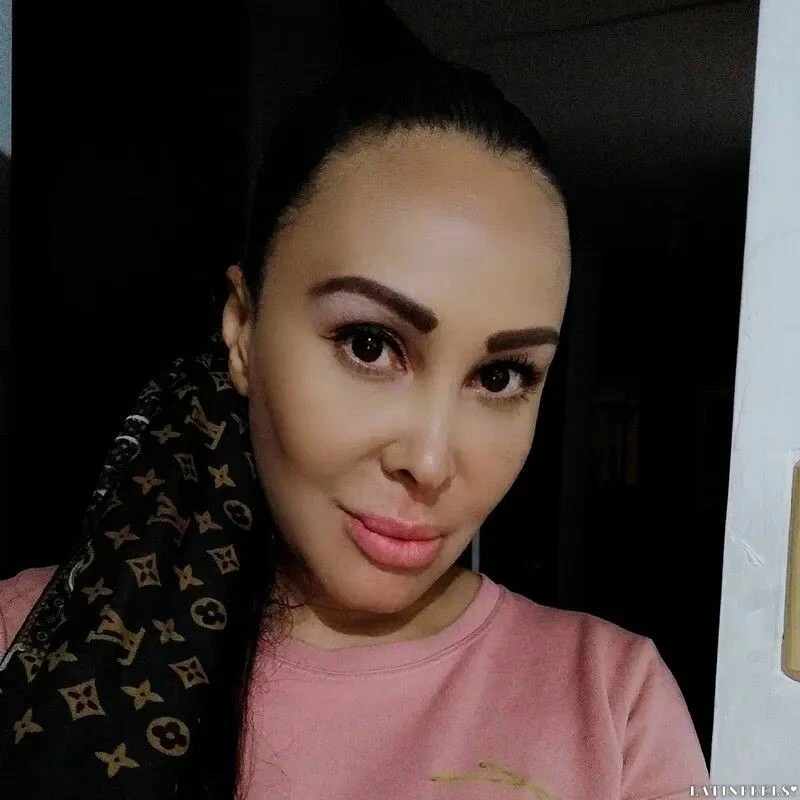 Paola Profile image 2